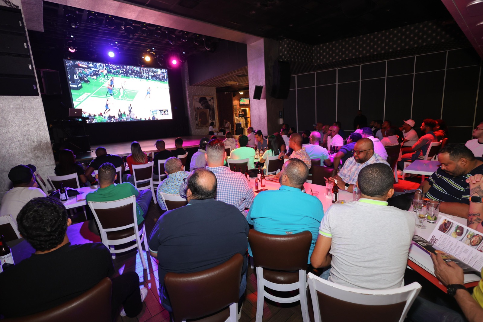 Vista panorámica de fanáticos presentes en el "viewing party" del juego de baloncesto entre los New York Knicks y los Boston Celtics.