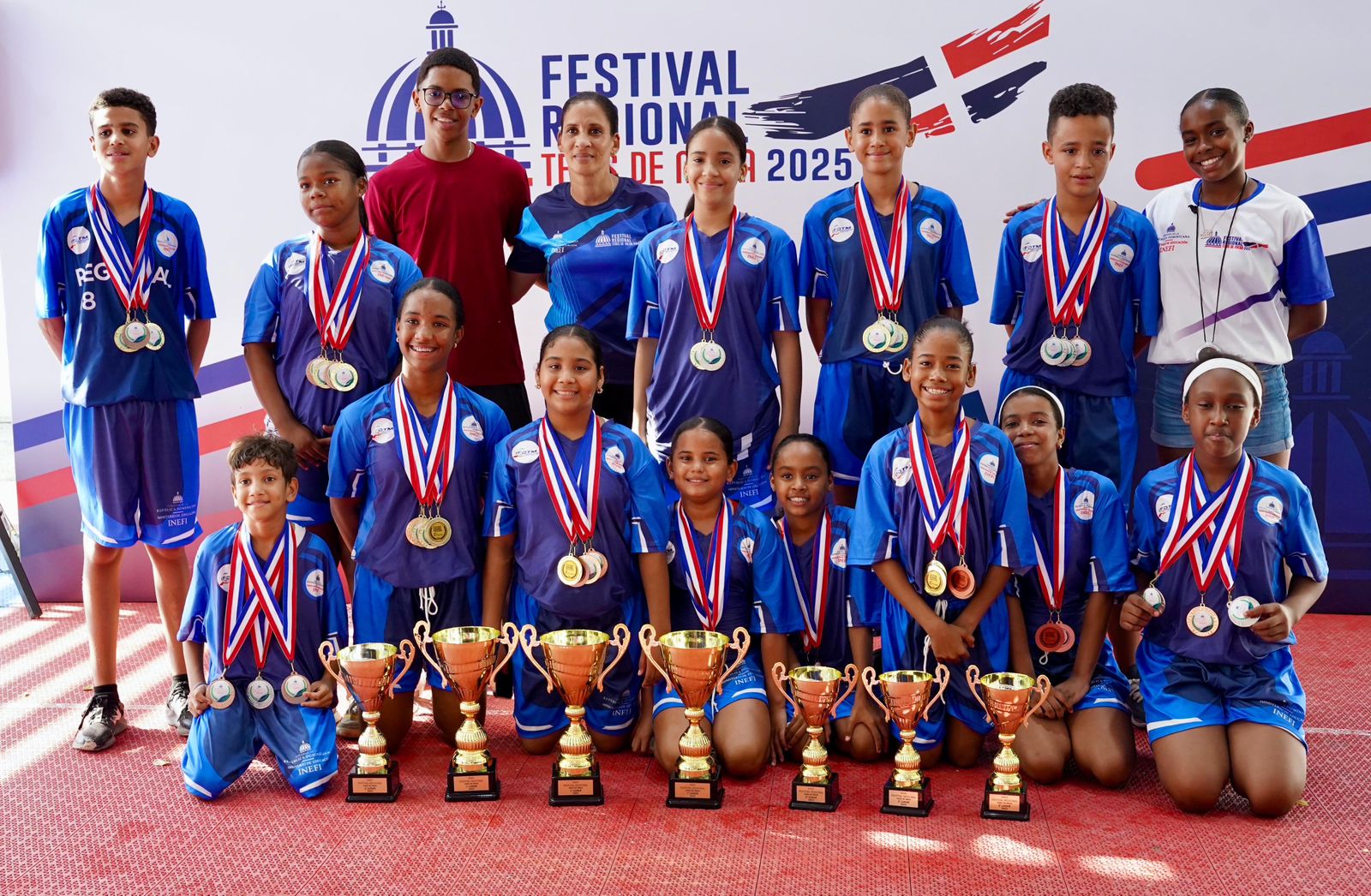 Alumnos representativos del distrito escolar 08-06 (Santiago Noreste) posan con sus trofeos y medallas que los acredita como campeones del Festival Escolar Regional de Tenis de Mesa U13 y U15.