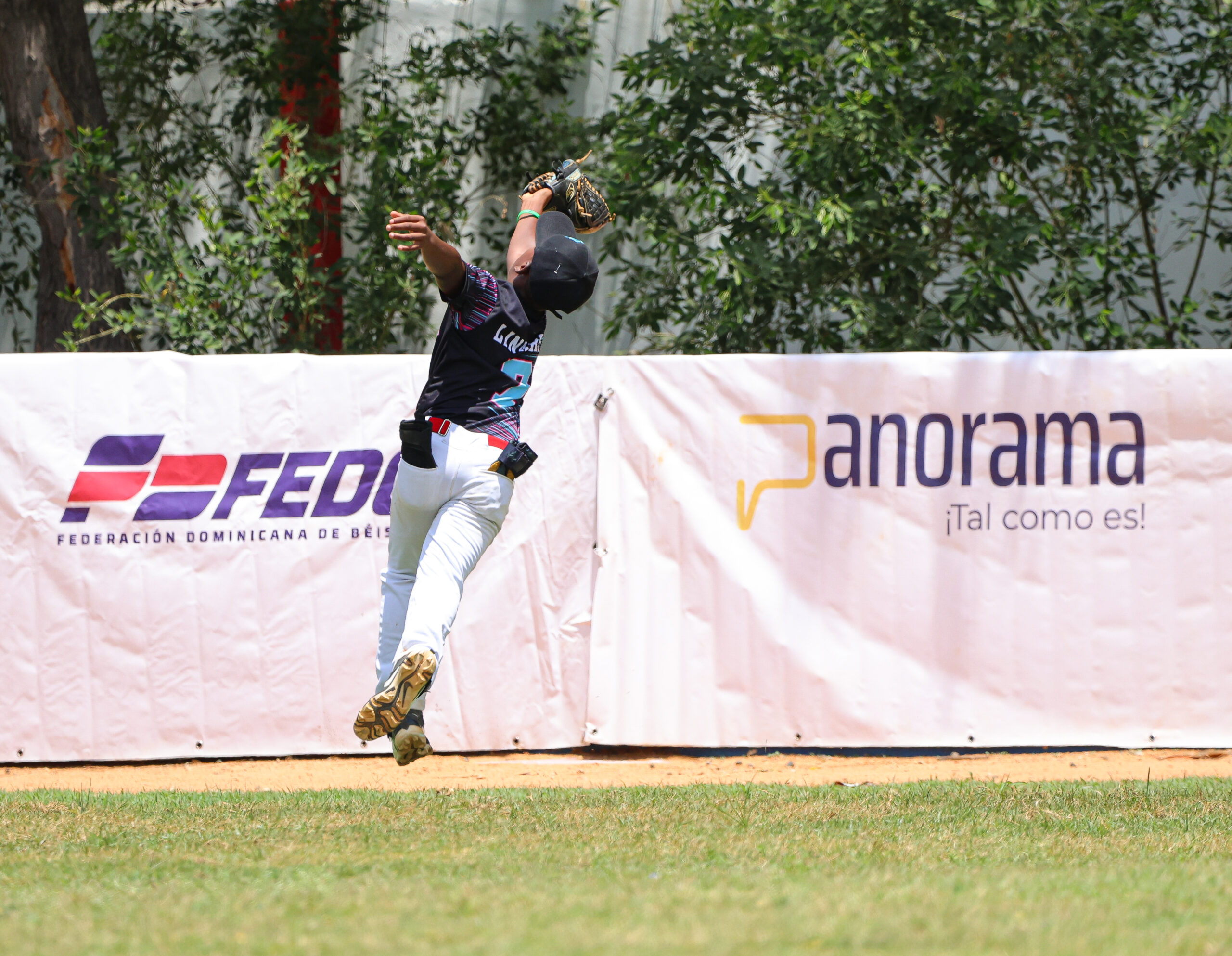 Acción del partido entre La Romana y San Cristóbal en primer juego de la fecha inicial del Sexto Campeonato Nacional U12 «Copa Robinson Canó».