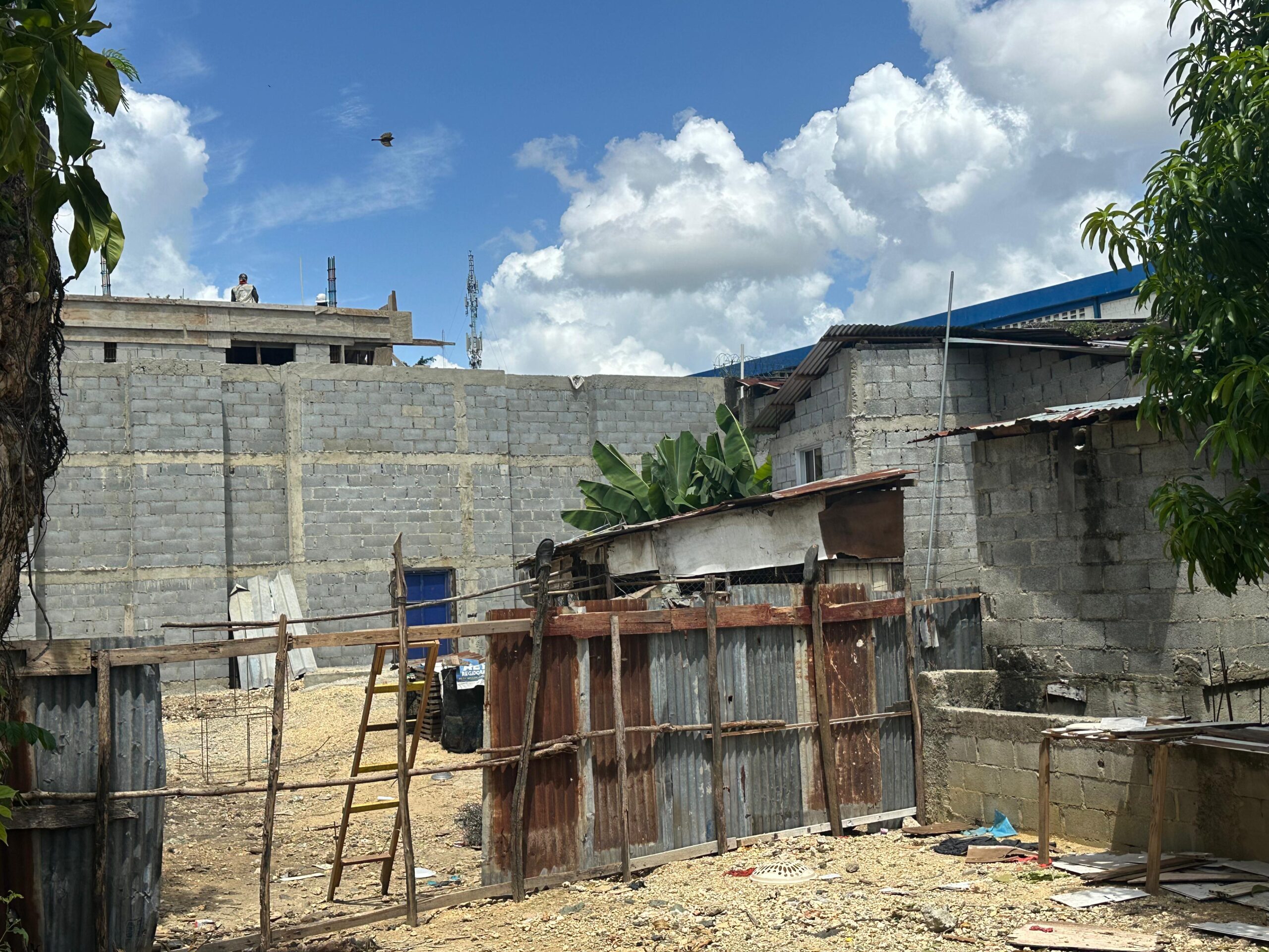 Denuncian peligro por construcción de una pared encima de una cañada en Pantoja
