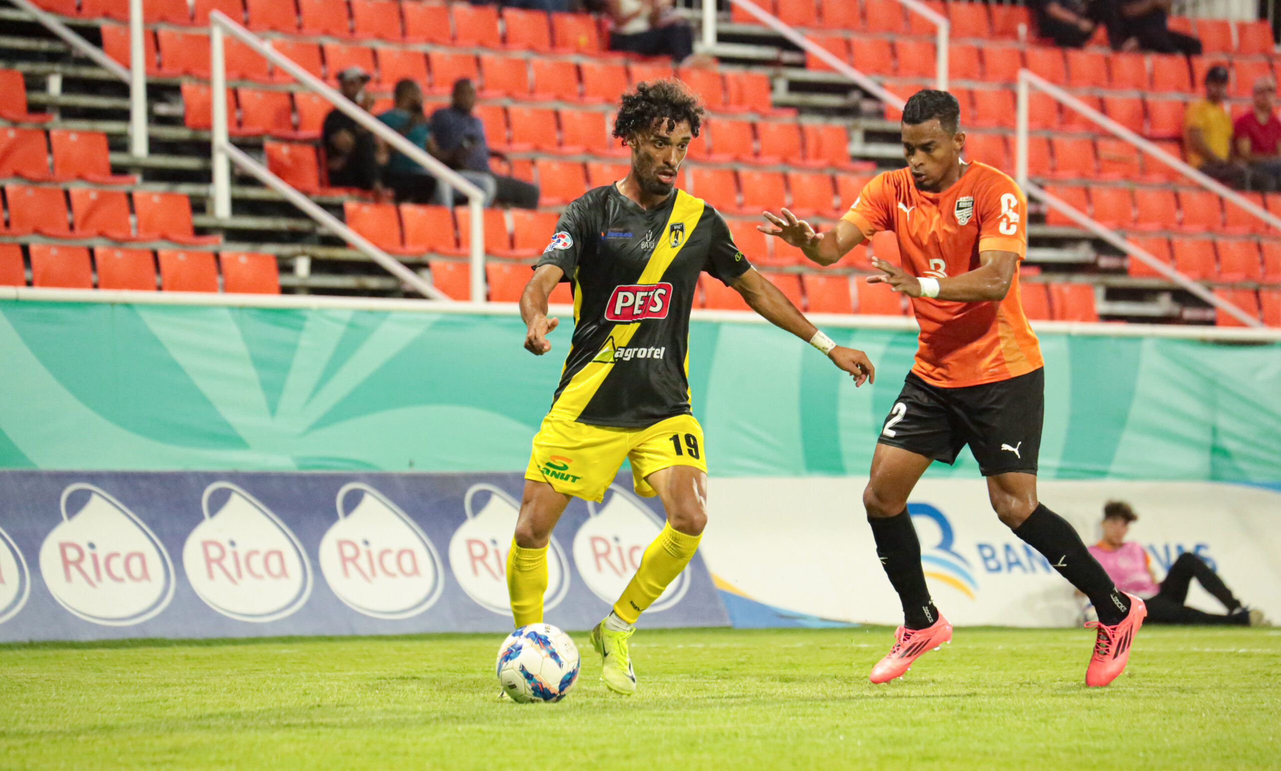Isaul Ventura MOCA FC en una accion Ernesto Trinidad del Cibao FC