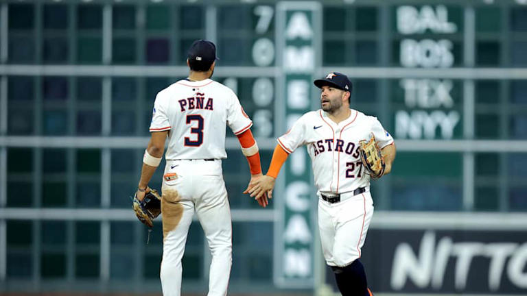 Jeremy Peña y José Altuve celebran la victoria sobre los Atléticos