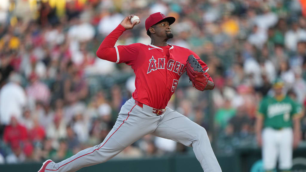 José Soriano, lanzador abridor dominicano, llega a tres victorias.