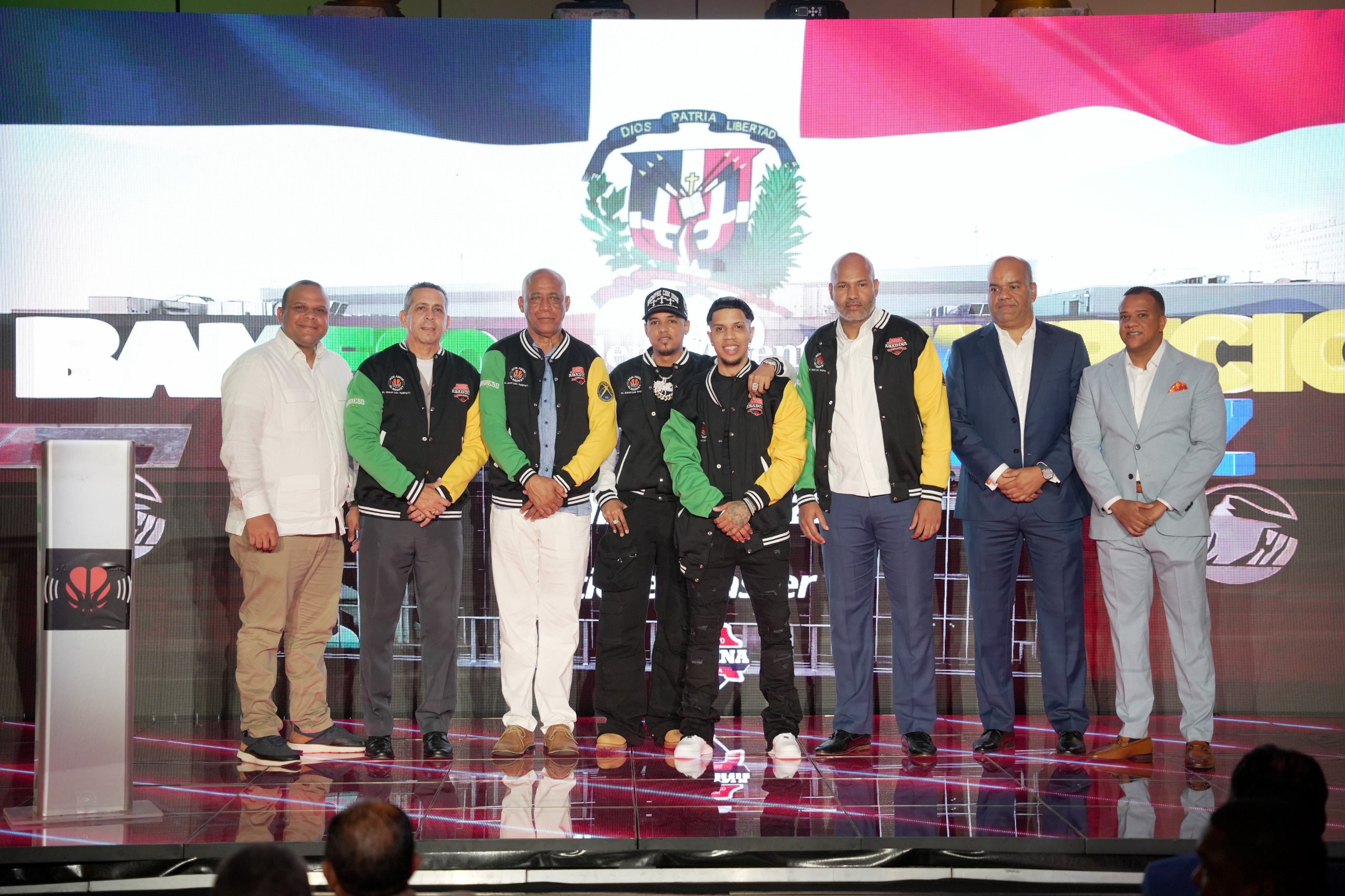 Jalexiz Fernández, presidente de la organización Por Amor al Basket, Diego Pesqueira, presidente de Abadina y directivos de los clubes Mauricio Báez y Bameso