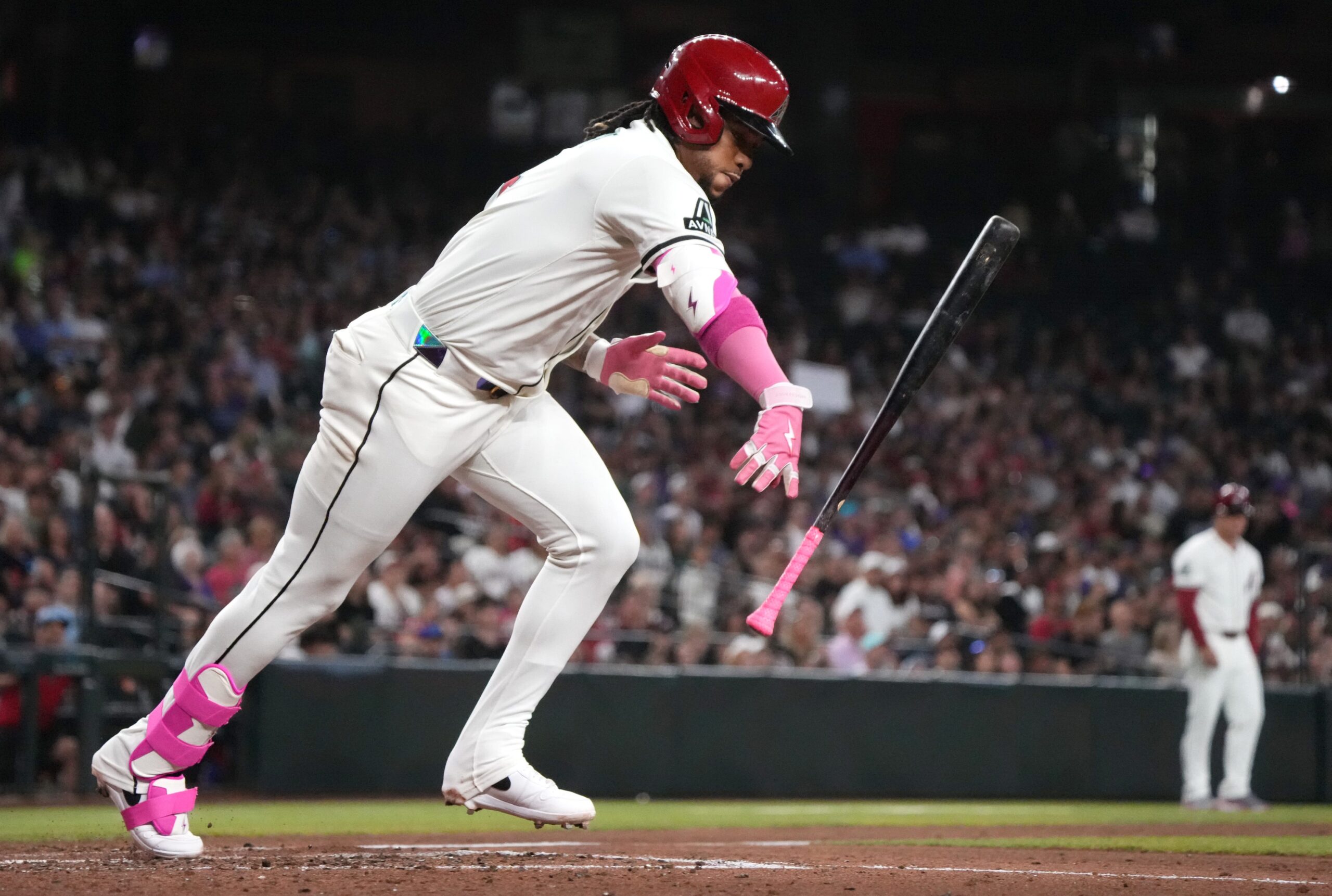 El dominicano Ketel Marte, de Arizona Diamondbacks, lanza el bate luego de conectar su quinto jonrón a los Colorado Rockies en el Chase Field en Phoenix.