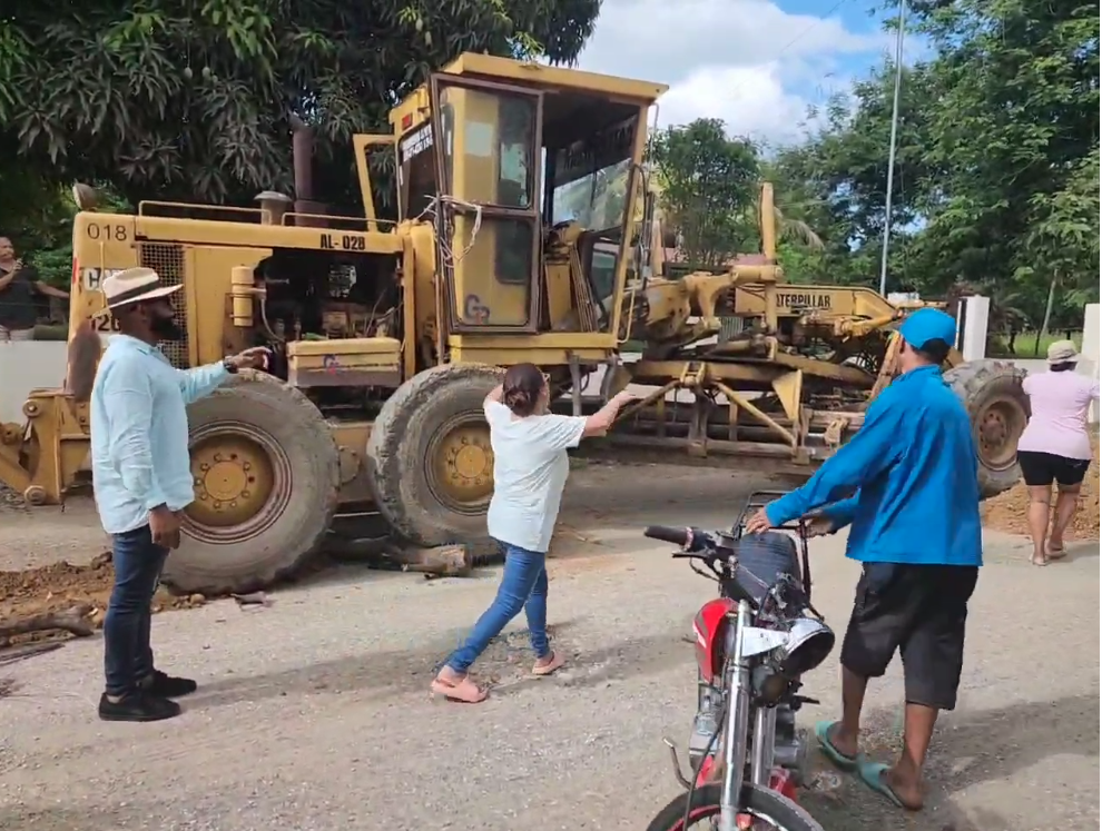 Residentes de la comunidad La Vigía en la provincia Dajabón, protestaron por el deterioro de sus calles a raíz del tránsito de vehículos pesados envueltos en los trabajos de construcción del muro fronterizo.