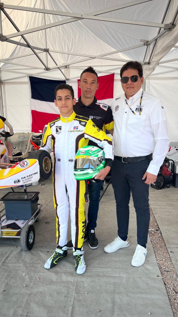 Luis Cifre en Valencia con su preparador técnico Khris Hasse y el presidente de la Federacion Dominicana de Automovilismo, Adriano Abreu Sued
