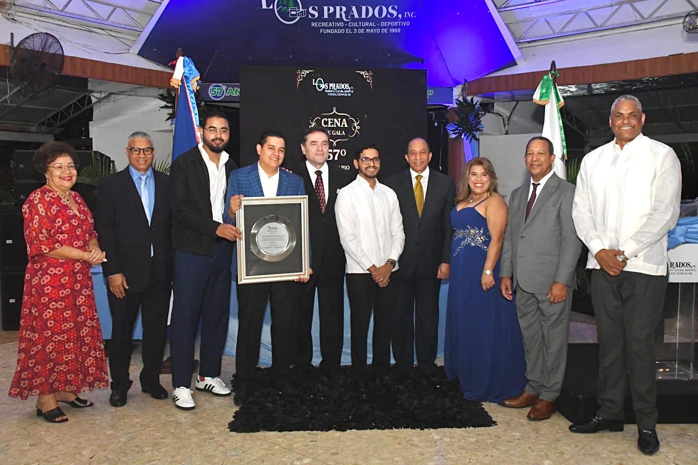 Luis Manuel, Juan Manuel y Carlos José Méndez, hijos del mayor general (r) Juan Manuel Méndez García, reciben el reconocimiento que le hizo Los Prados.
