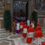 Los cardenales se congregan en la Capilla Paulina antes de encerrarse en cónclave