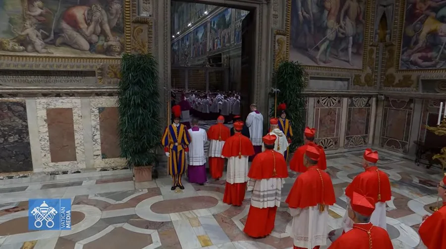 Los cardenales se congregan en la Capilla Paulina antes de encerrarse en cónclave