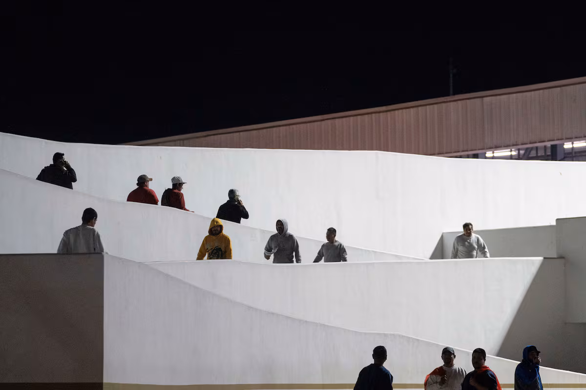 Según los cálculos del DHS, la recompensa ofrecida de mil dólares supondrá a las arcas federales un ahorro del 70% de los costes de deportación. Actualmente, el costo promedio de arrestar, detener y expulsar a un inmigrante ilegal es de 17.121 dólares. “Esta es la opción más segura para las fuerzas del orden y los extranjeros, y representa un ahorro del 70% para los contribuyentes estadounidenses. Descargue la aplicación CBP Home HOY y autodepórtese”, añadió Noem.