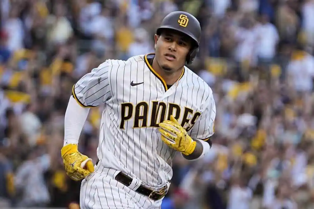 Manny machado de los Padres de San Diego pega jonrón 6 de la temporada.
