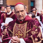 l actor Ralph Fiennes, protagonista de la película “Cónclave”, confesó este viernes en Barcelona que la coincidencia ahora del film con la elección de un nuevo papa hace que vea las imágenes y piense en una experiencia vivida y expresa su “curiosidad por saber a quién elegirán”.