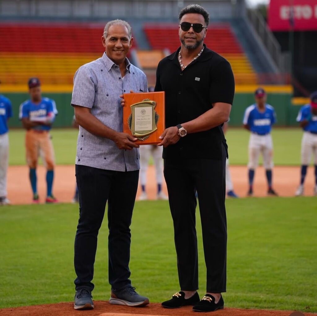 Nelson Cruz entrega una placa a Stanley Javier.