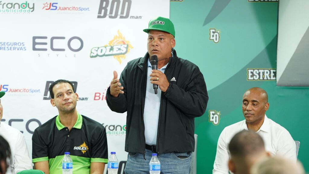 Odalis Sánchez, directivo de Soles, da las palabras de bienvenida en nombre de la franquicia, junto a Manuel Guzmán y Fausto Paulino, en los extremos.