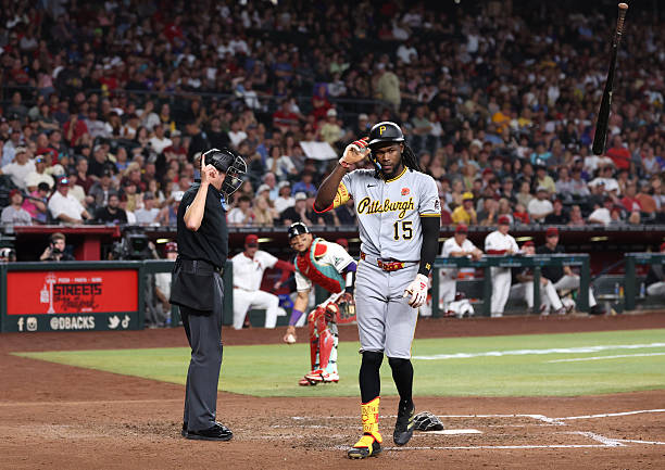Oneil Cruz #15 de los Piratas de Pittsburgh anota luego de pegar jonrón en el quinto episodio. (Foto por Chris Coduto/Getty Images)