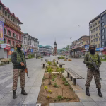 Soldados paramilitares indios hacen guardia en Srinagar, en la Cachemira controlada por India (AP/Mukhtar Khan)