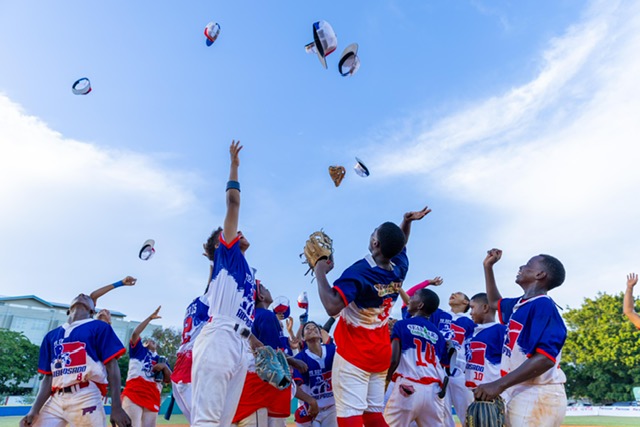 Los jugadores del equipo de la Provincia Santo Domingo celebran su avance a la final del evento.