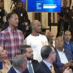 El presidente Luis Abinader reconoció a Aneudy Emilio Nieve y Joel Casilla, los jóvenes que salvaron a la niña Sheilyn Vizcaíno , quien fue arrastrada el pasado por la fuerza de las aguas hacia una alcantarilla productor de las lluvias que afectaron el país.