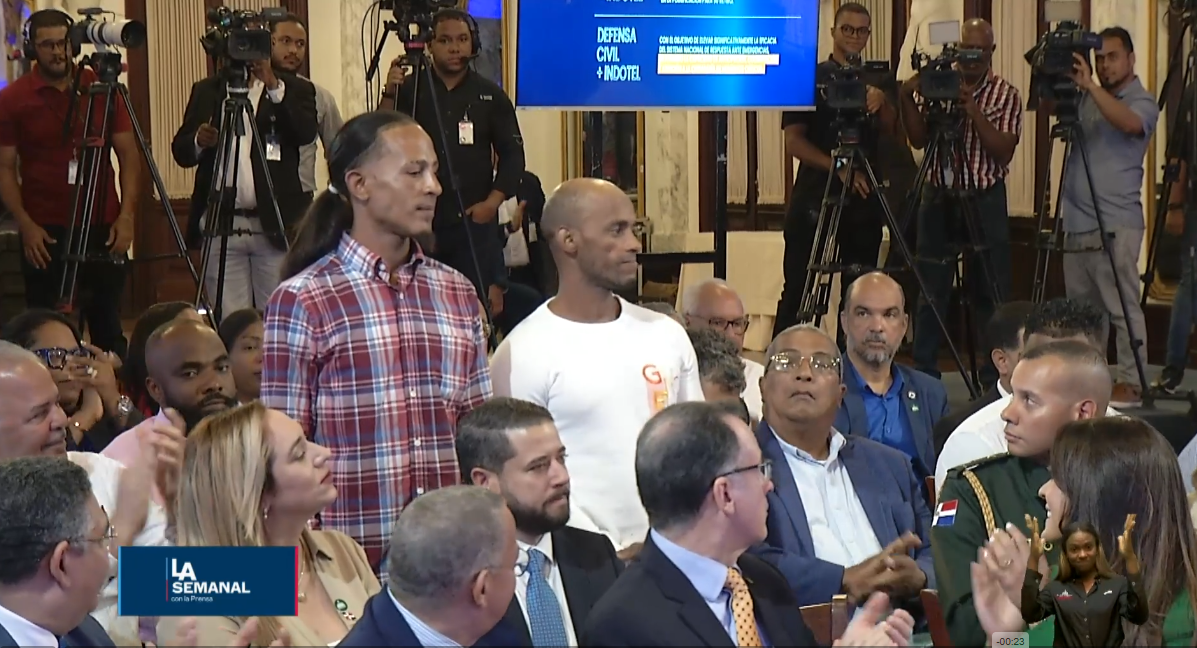El presidente Luis Abinader reconoció a Aneudy Emilio Nieve y Joel Casilla, los jóvenes que salvaron a la niña Sheilyn Vizcaíno , quien fue arrastrada el pasado por la fuerza de las aguas hacia una alcantarilla productor de las lluvias que afectaron el país.