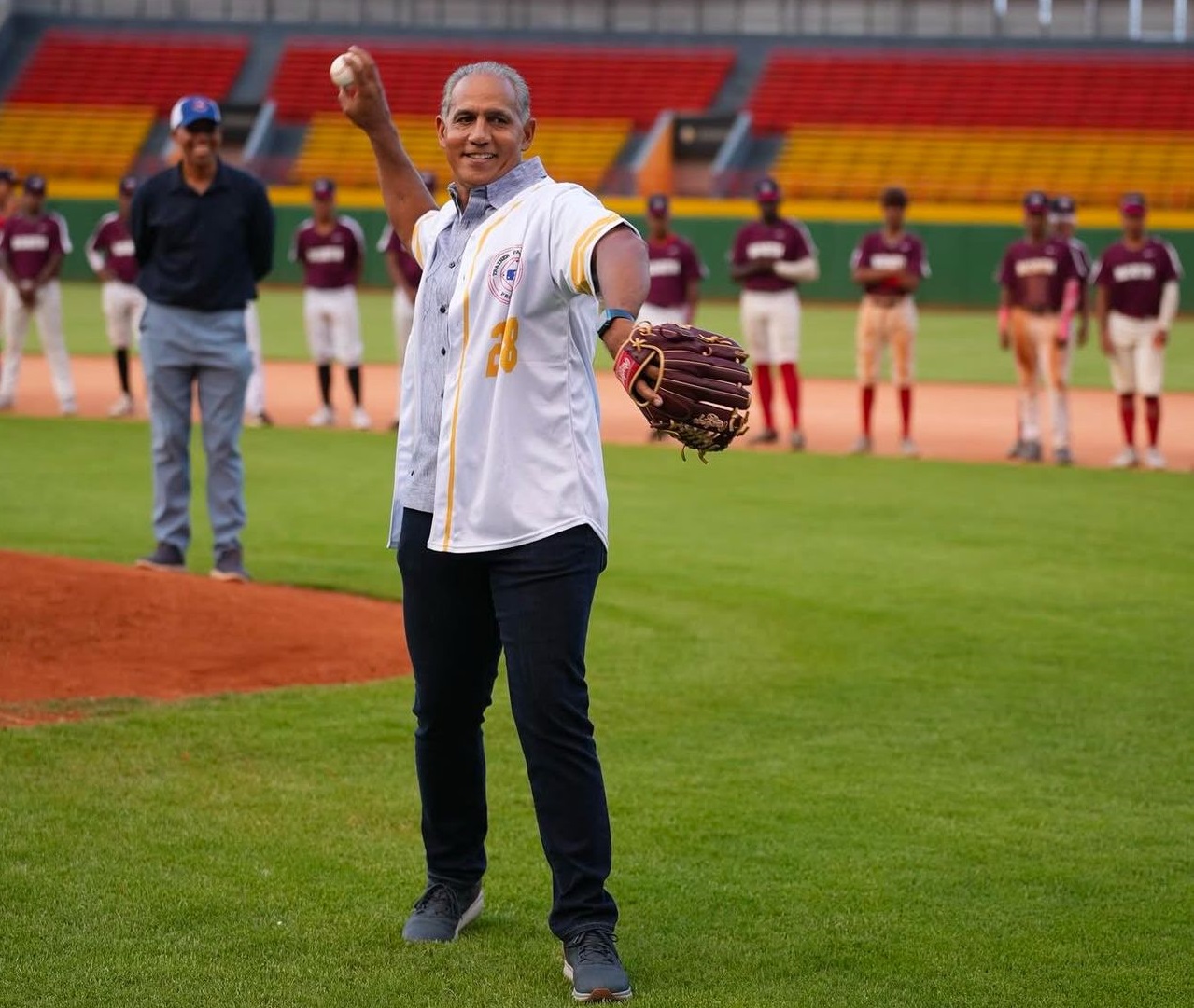 Stanley Javier realiza lanzamiento de la primera bola.