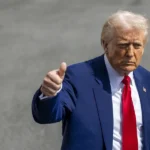 Un tribunal federal de apelaciones suspendió la decisión del miércoles por la noche del Tribunal de Comercio Internacional que bloqueaba los aranceles del presidente Donald Trump.