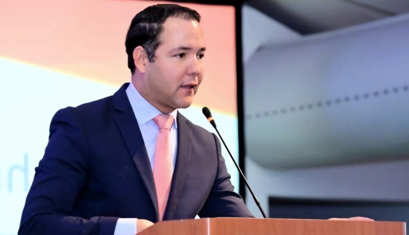Johnny Pujols asegura que el presidente Abinader sacrifica su gestión para no perder su popularidad