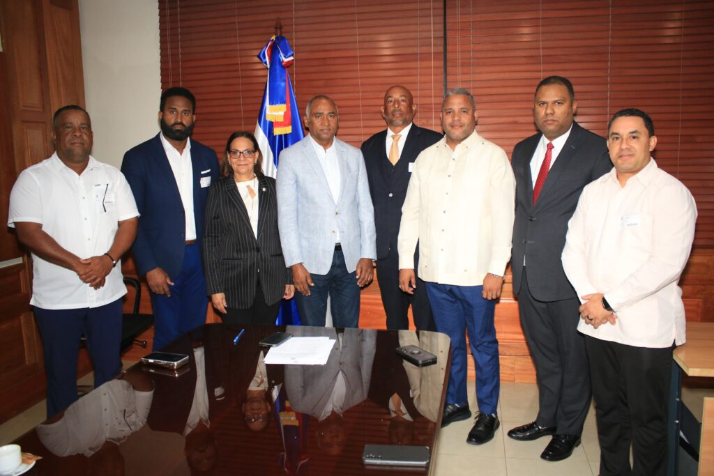 AIBI se reúne con el senador de la provincia Peravia, Julito Fulcar y los diputados Carmen Leida Escarfuller y Willy Sánchez.