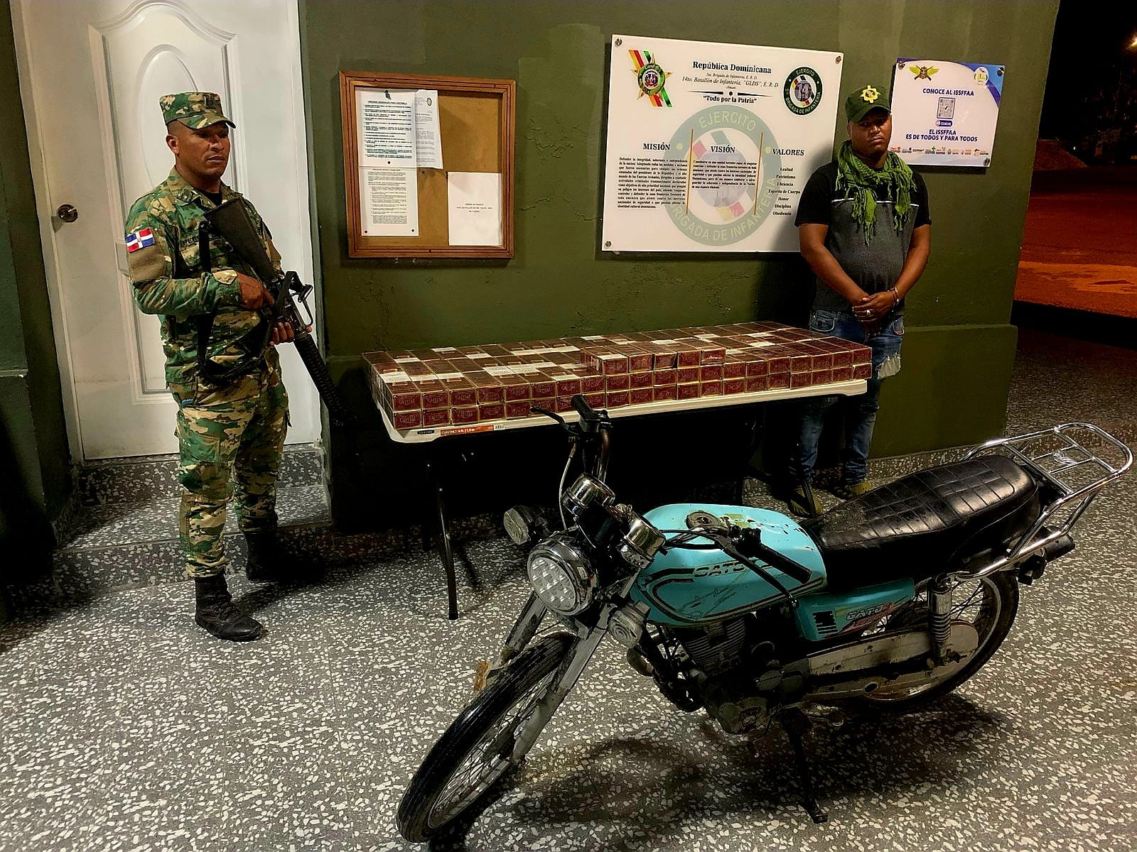 Decomisan 13 mil cigarrillos de contrabando abandonados junto a motocicleta en Jimaní