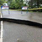En la carretera turística Gregorio Luperón, entre Gran Parada y Yásica Arriba, se reportan derrumbes y cuarteamiento del pavimento. En el sector Los Cerros, en Sosúa, las lluvias han causado el colapso de un tramo de la vía principal, generando riesgos para los residentes.