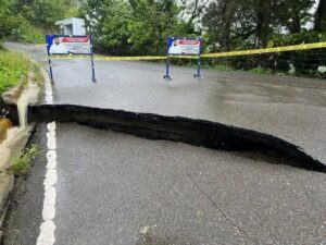 En la carretera turística Gregorio Luperón, entre Gran Parada y Yásica Arriba, se reportan derrumbes y cuarteamiento del pavimento. En el sector Los Cerros, en Sosúa, las lluvias han causado el colapso de un tramo de la vía principal, generando riesgos para los residentes.