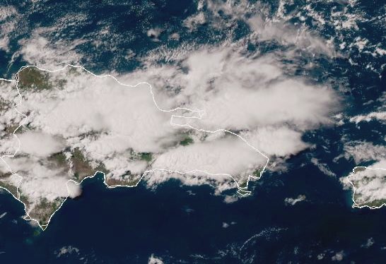 La primera agua de mayo se registra la tarde de este jueves en gran parte del territorio nacional, una vaguada en casi todos los niveles de la troposfera está incidiendo informó el Instituto Dominicano de Meteorología (Indomet).