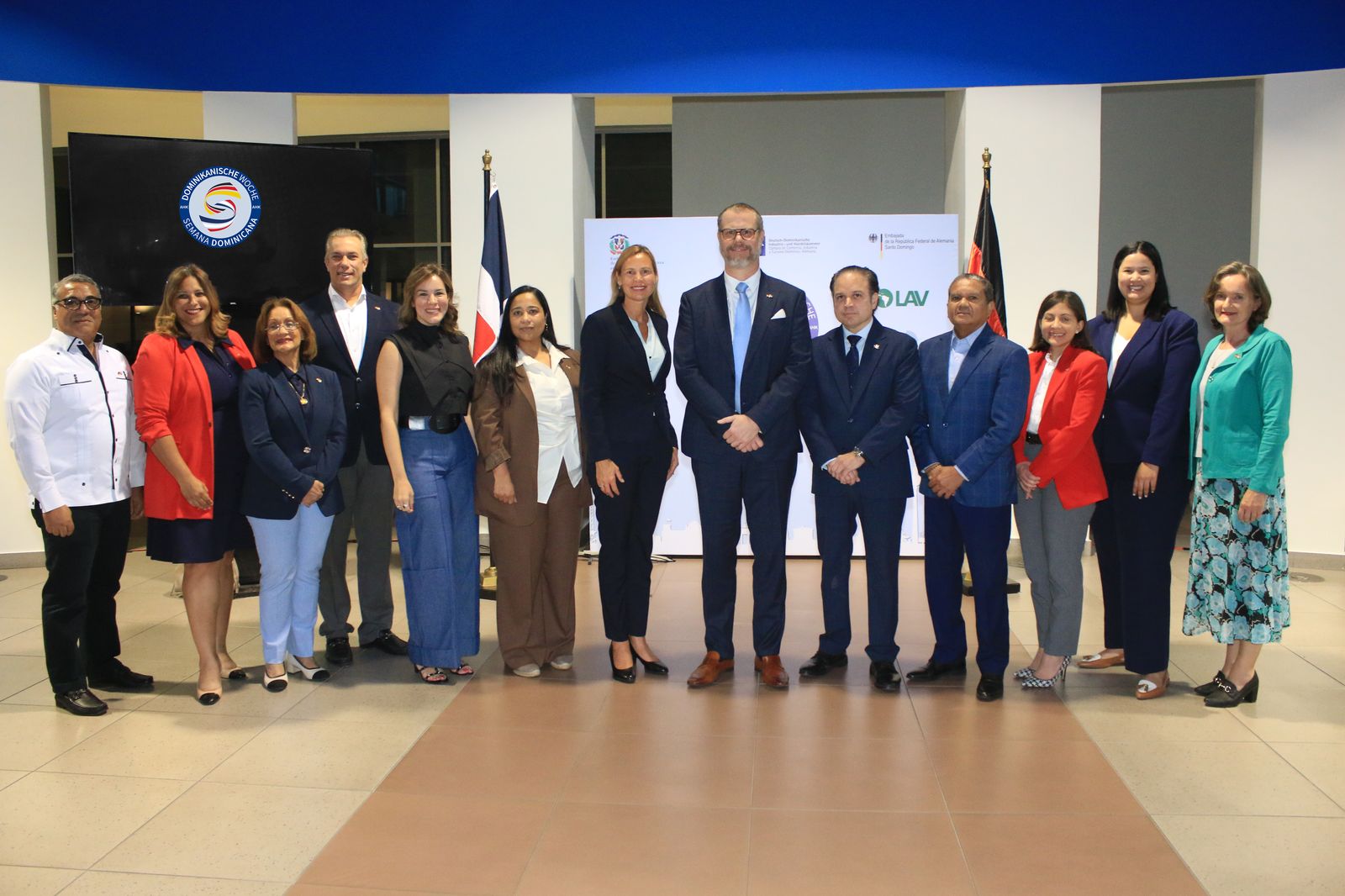 En la rueda de prensa también se destacó la presencia de la señora Milagros Abreu, presidente de la empresa Avelino Abreu y miembro de la Cámara, el viceministro Hugo Rivera, de Asuntos Económicos y Cooperación Internacional del MIREX, la Honorable Embajadora de Alemania, Maike Friedrichsen y también el director de Consejo Nacional de Zonas Francas, Daniel Liranzo.