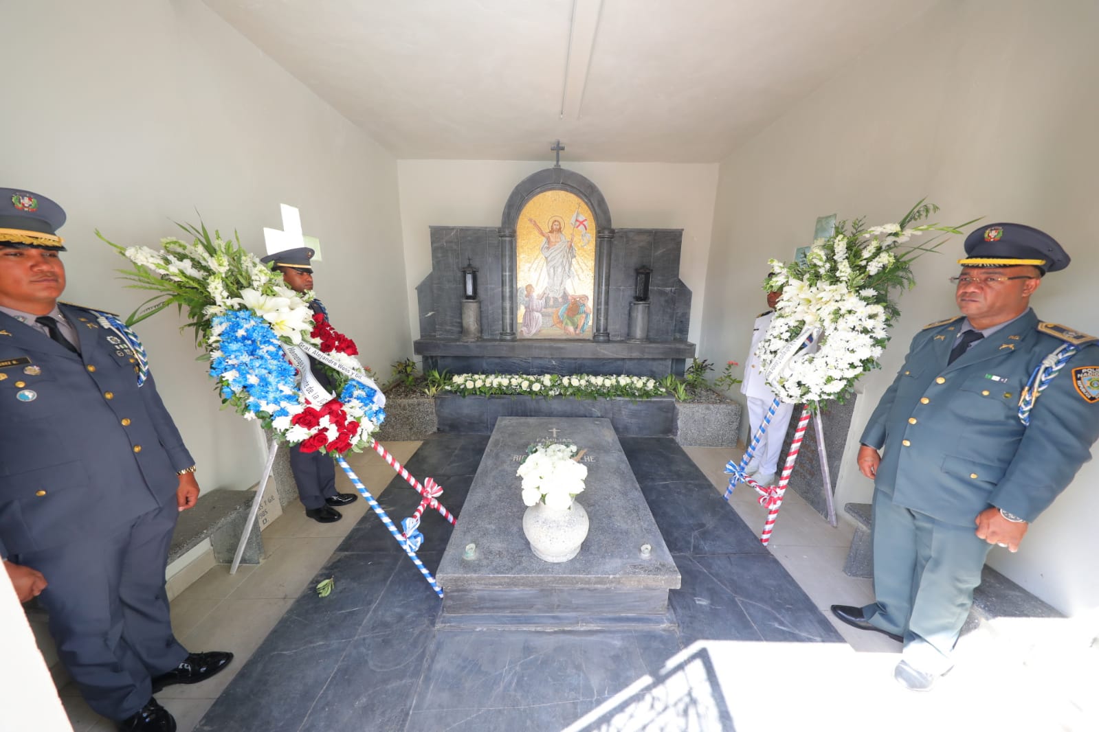 Como parte de los actos conmemorativos del 102 aniversario de la Junta Central Electoral, la institución realizó el remozamiento del panteón donde descansan los restos de las familias Woss Gil y Ricart Lamarche, para rendir un homenaje póstumo al primer presidente de este órgano electoral, el general Alejandro Woss y Gil, designado en 1923.