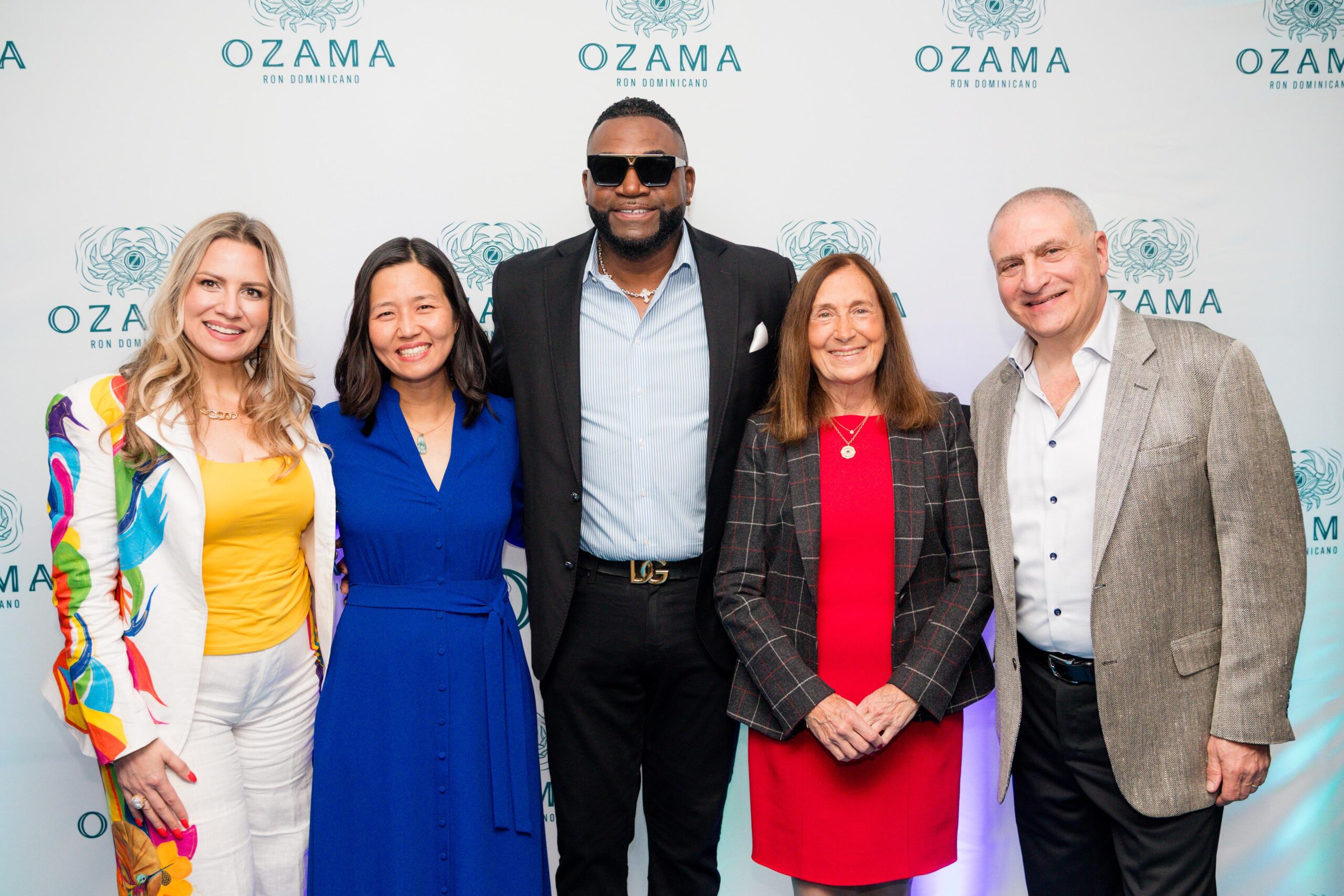 Gaby Salas, alcaldesa de Boston; Michelle Wu, David Ortiz; la Tesorera de Massachusetts Deborah Goldberg y el socio fundador de Ozama Abbott Wolfe.