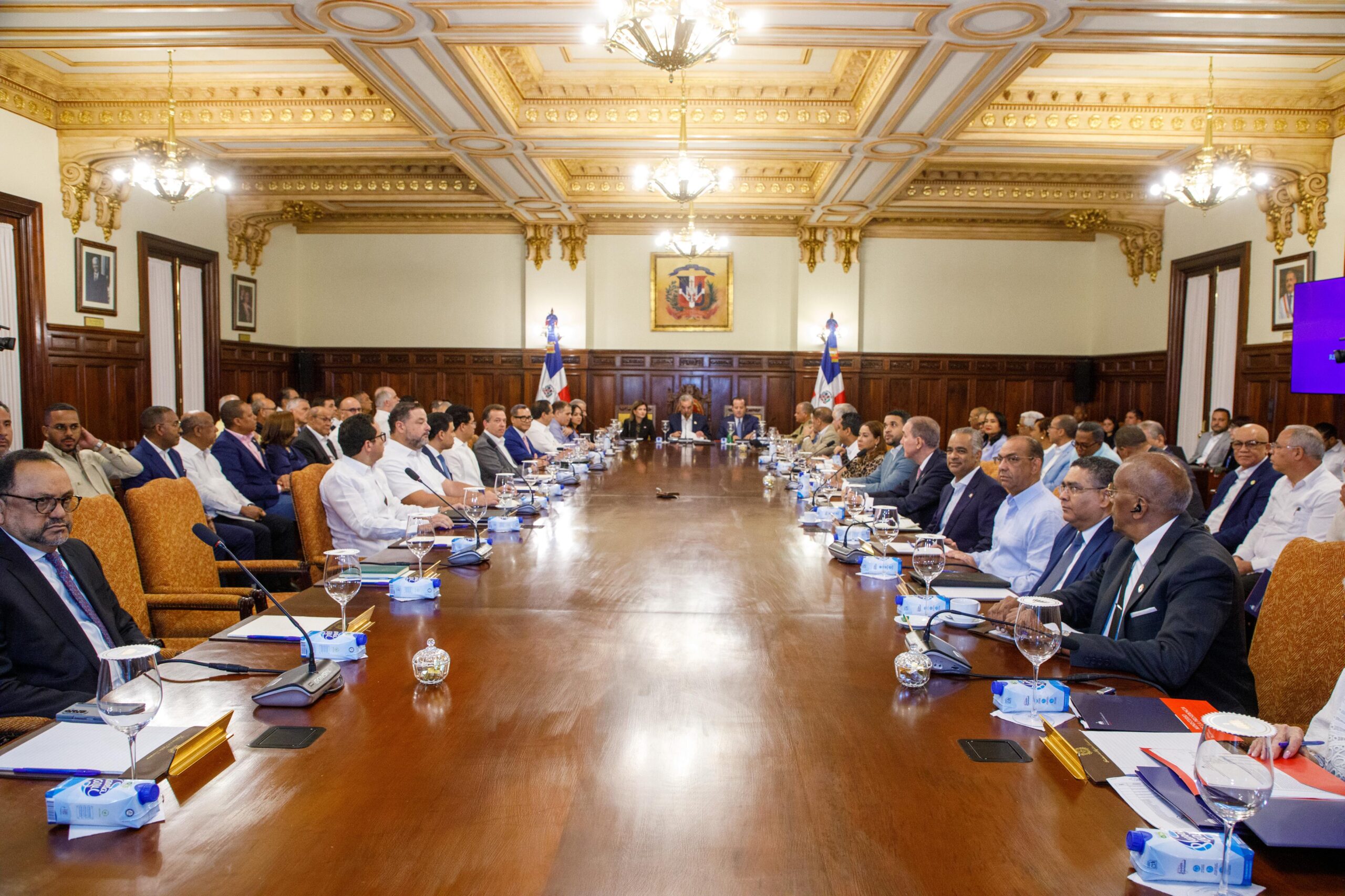El presidente Luis Abinader y la vicepresidenta Raquel Peña encabezaron este viernes el cuadragésimo noveno Consejo de Ministros, donde se presentaron los avances logrados durante el primer trimestre del presente año y se evaluaron los diferentes programas que lleva a cabo el Gobierno con miras a alcanzar las metas priorizadas para el cuatrienio 2024- 2028. Las informaciones fueron dadas a conocer por el ministro de la Presidencia, José Ignacio Paliza, en su calidad de secretario técnico del Consejo de Ministros, tras finalizar el encuentro en el Palacio Nacional.