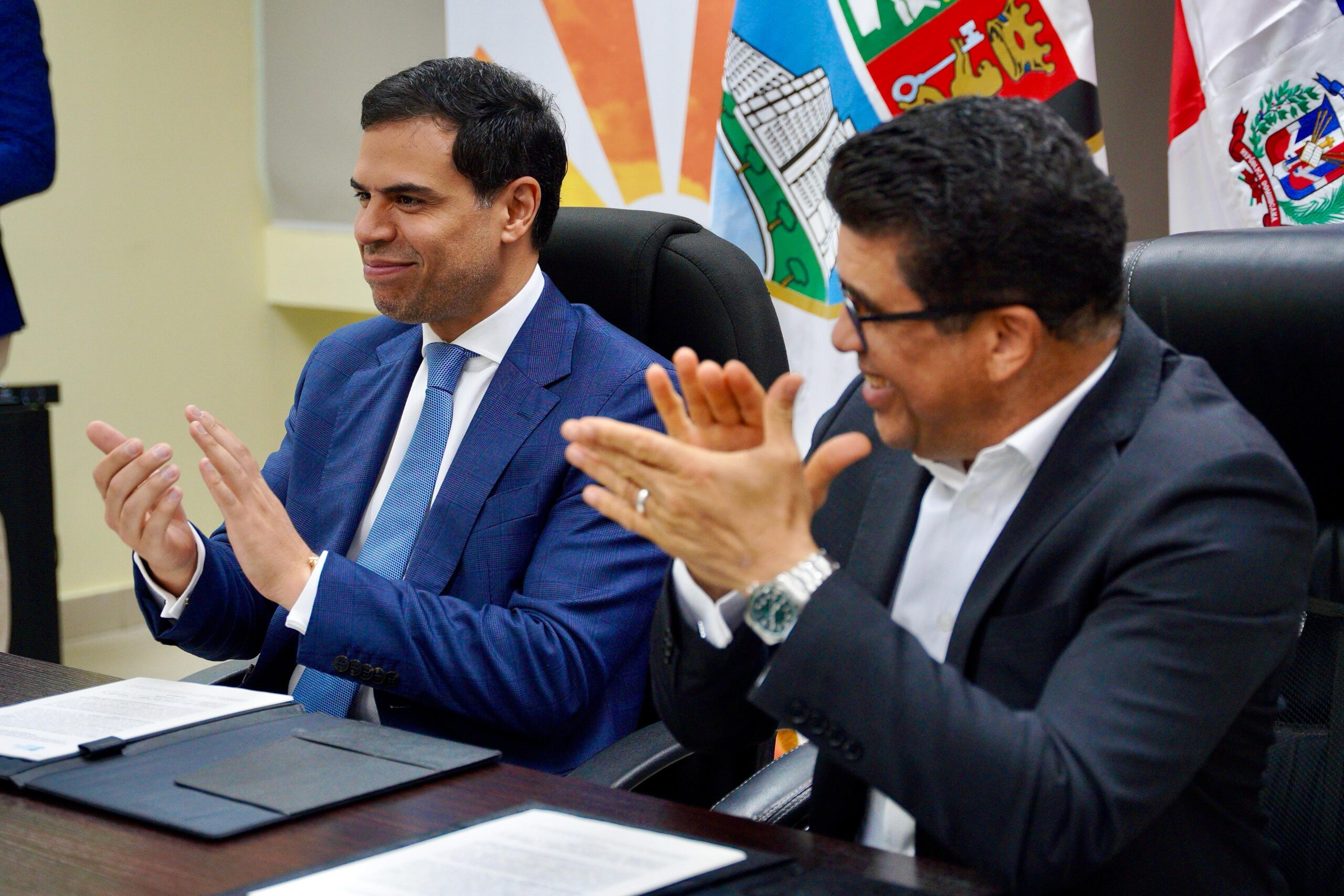 Con el objetivo de impulsar el desarrollo cultural y fortalecer la identidad de Santo Domingo Este, el ministro de Cultura, Roberto Ángel Salcedo, y el alcalde del municipio, Dio Astacio, firmaron un acuerdo interinstitucional que permitirá la apertura de una Escuela de Música y Bellas Artes en dicha localización.