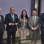 Durante el encuentro, se produjo un enriquecedor intercambio de experiencias y buenas prácticas sobre el ejercicio profesional, la gestión colegial y la defensa de los derechos de la abogacía, en un diálogo directo con las máximas autoridades de la abogacía española. Se destacó la importancia de continuar estrechando los lazos jurídicos entre ambos países.