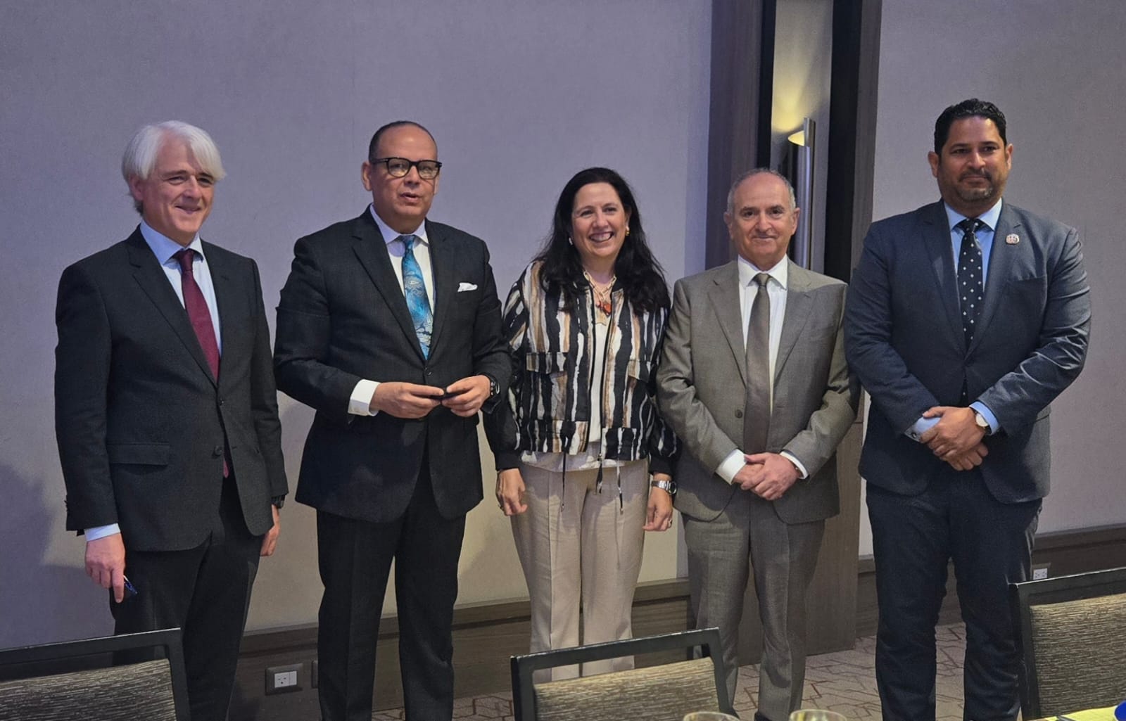 Durante el encuentro, se produjo un enriquecedor intercambio de experiencias y buenas prácticas sobre el ejercicio profesional, la gestión colegial y la defensa de los derechos de la abogacía, en un diálogo directo con las máximas autoridades de la abogacía española. Se destacó la importancia de continuar estrechando los lazos jurídicos entre ambos países.