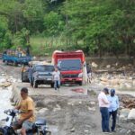 utoridades gubernamentales evaluan los daños ocasionados por las intensas lluvias que han afectado la comunidad Saballo en Imbert, a fin de coordinar posibles soluciones.