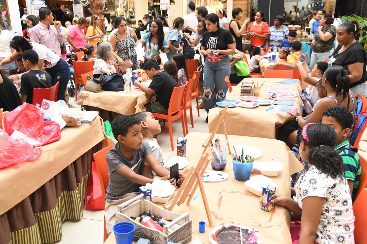 Como parte de la Segunda Semana de Concienciación sobre el Autismo y en el marco de la exposición Camino de Luz, fue celebrado un Taller de Pintura Inclusivo en Ágora Mall, donde el arte se convirtió en un canal de encuentro, libertad y expresión compartida.