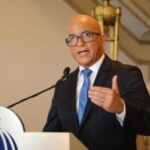 El Gobierno dominicano reiteró hoy su compromiso con una política migratoria clara y contundente, centrada en la reducción de la presencia de inmigrantes indocumentados, el fortalecimiento de la seguridad fronteriza y el estricto cumplimiento de la ley, así lo expresó el director de Estrategia y Comunicación Gubernamental (Diecom) y vocero de la Presidencia, Homero Figueroa.