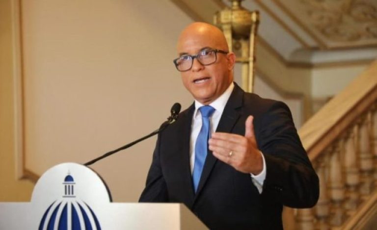 El Gobierno dominicano reiteró hoy su compromiso con una política migratoria clara y contundente, centrada en la reducción de la presencia de inmigrantes indocumentados, el fortalecimiento de la seguridad fronteriza y el estricto cumplimiento de la ley, así lo expresó el director de Estrategia y Comunicación Gubernamental (Diecom) y vocero de la Presidencia, Homero Figueroa.