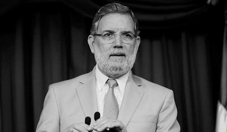 Dirigentes del Partido de la Liberación Dominicana (PLD) y de otras organizaciones partidistas lamentaron este martes el fallecimiento, a causa de un infarto, del exvocero de la Presidencia, Roberto Rodríguez Marchena.