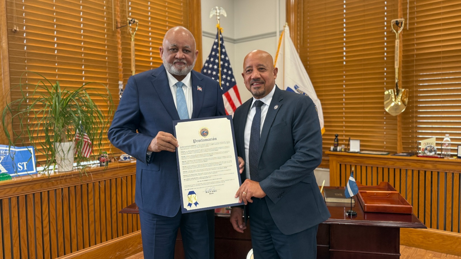 Roberto Fulcar recibió homenajes por parte de Andre Sayegh, alcalde de Paterson, Nueva Jersey
