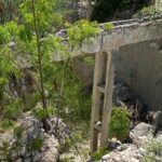 Profundo socavón en tramo carretero entre Villa Jaragua y Las Clavellinas continúa sin resolver