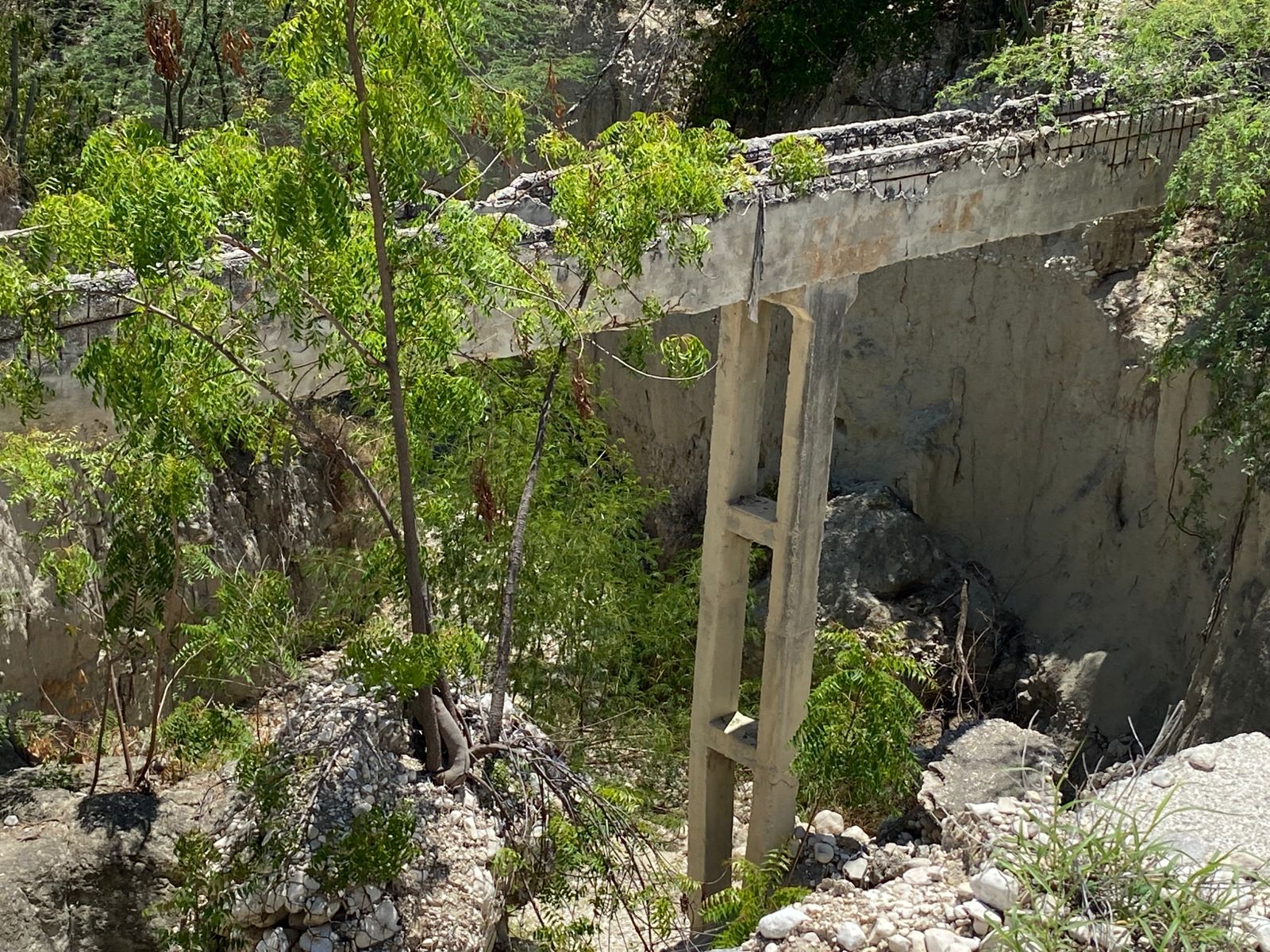 Profundo socavón en tramo carretero entre Villa Jaragua y Las Clavellinas continúa sin resolver