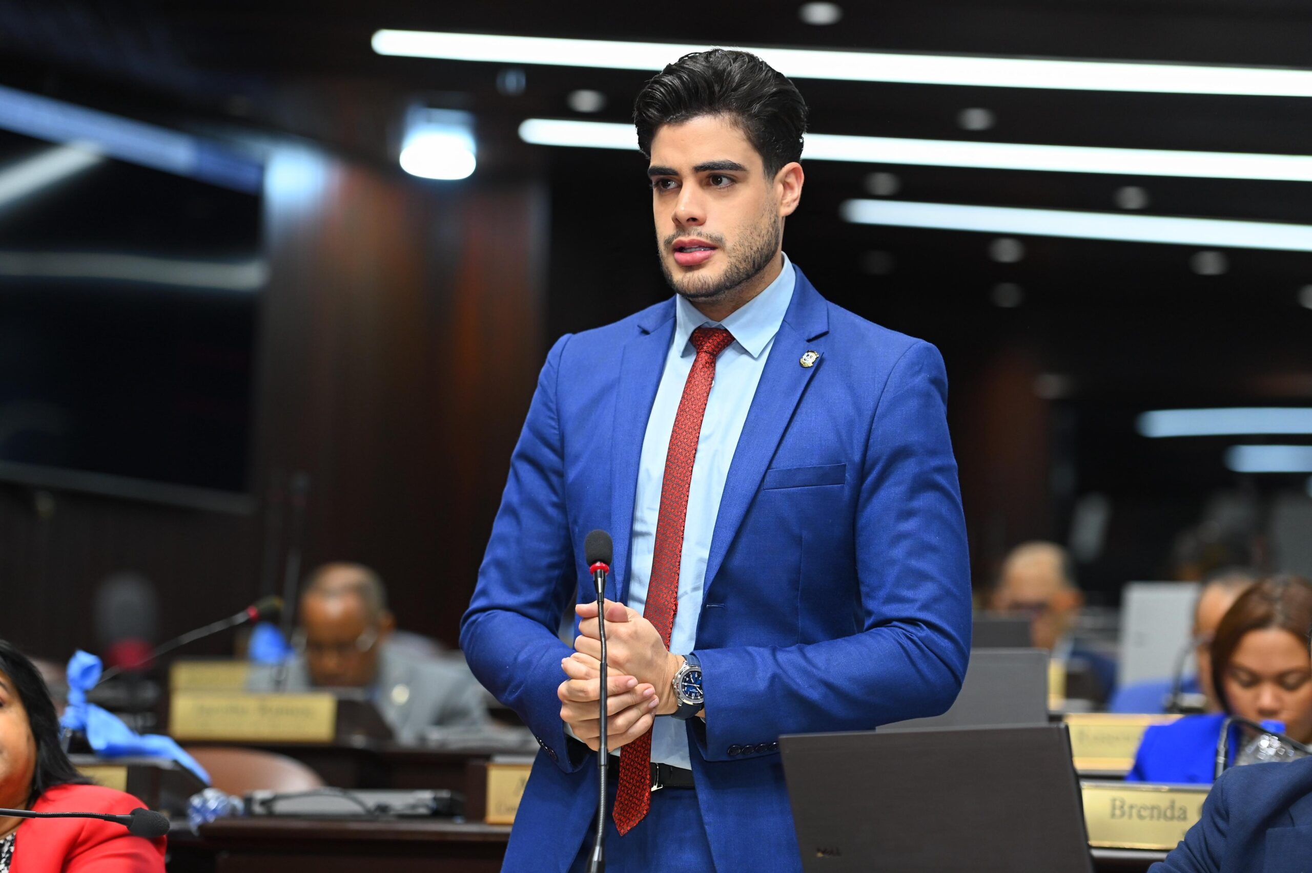 Denuncian mala administración en construcción del monorriel de Santiago