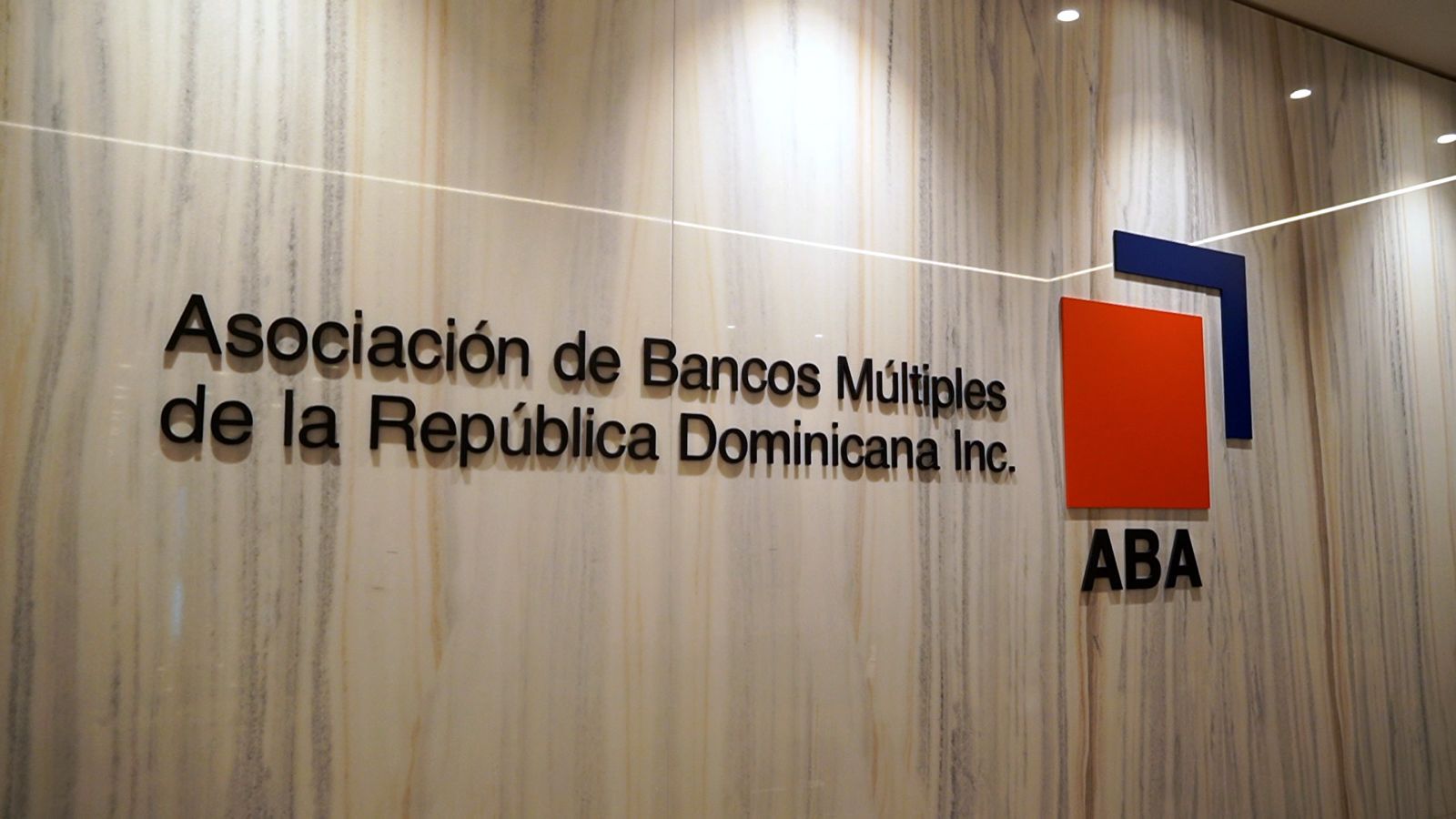 Al concluir el primer trimestre de este año, los activos brutos de la banca múltiple alcanzaron los RD$3.52 billones, monto que implicó un incremento de 10.7% con relación a igual período de 2024, informó la Asociación de Bancos Múltiples de la República Dominicana (ABA).