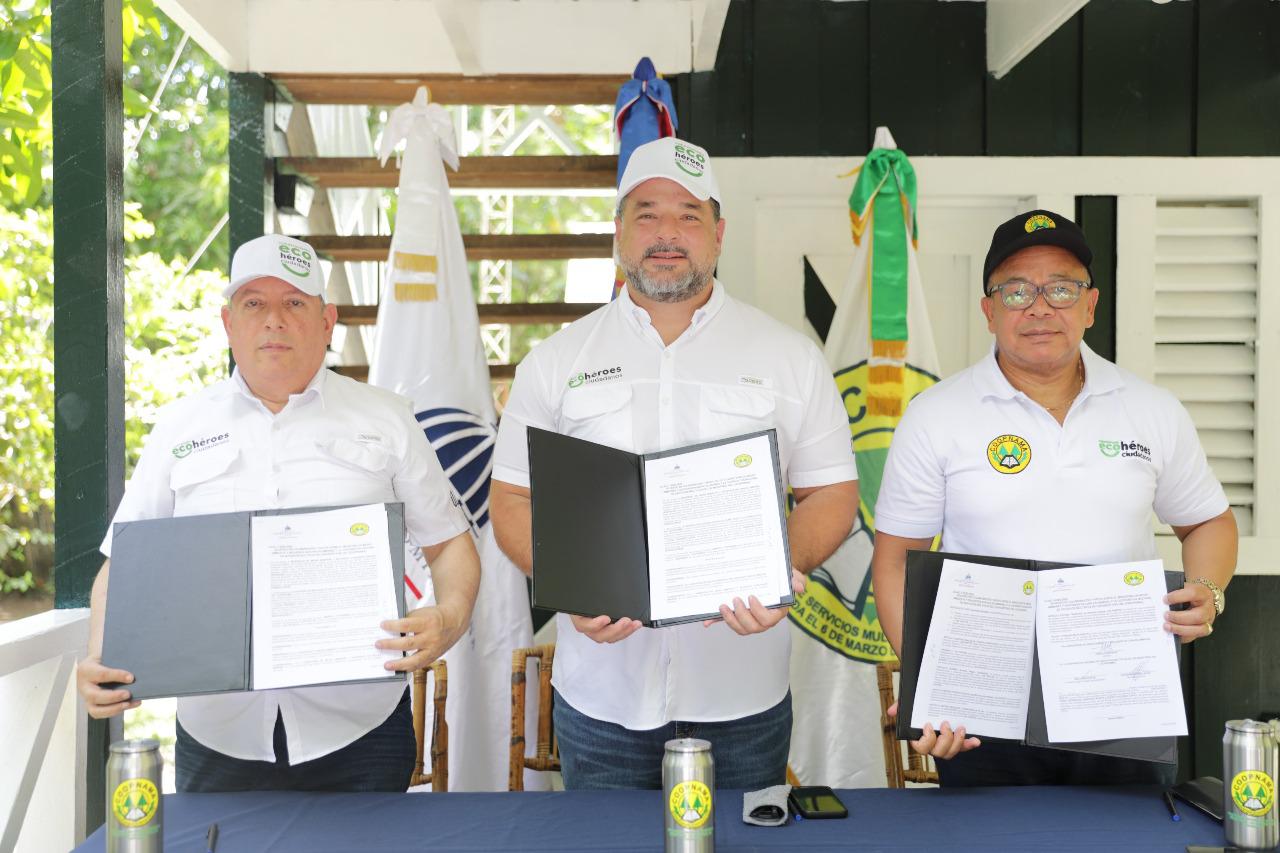 El documento fue rubricado por el Santiago Portes; el gerente general de Coopnama, Lucas Figueroa Lapay y el ministro Paíno Henríquez.